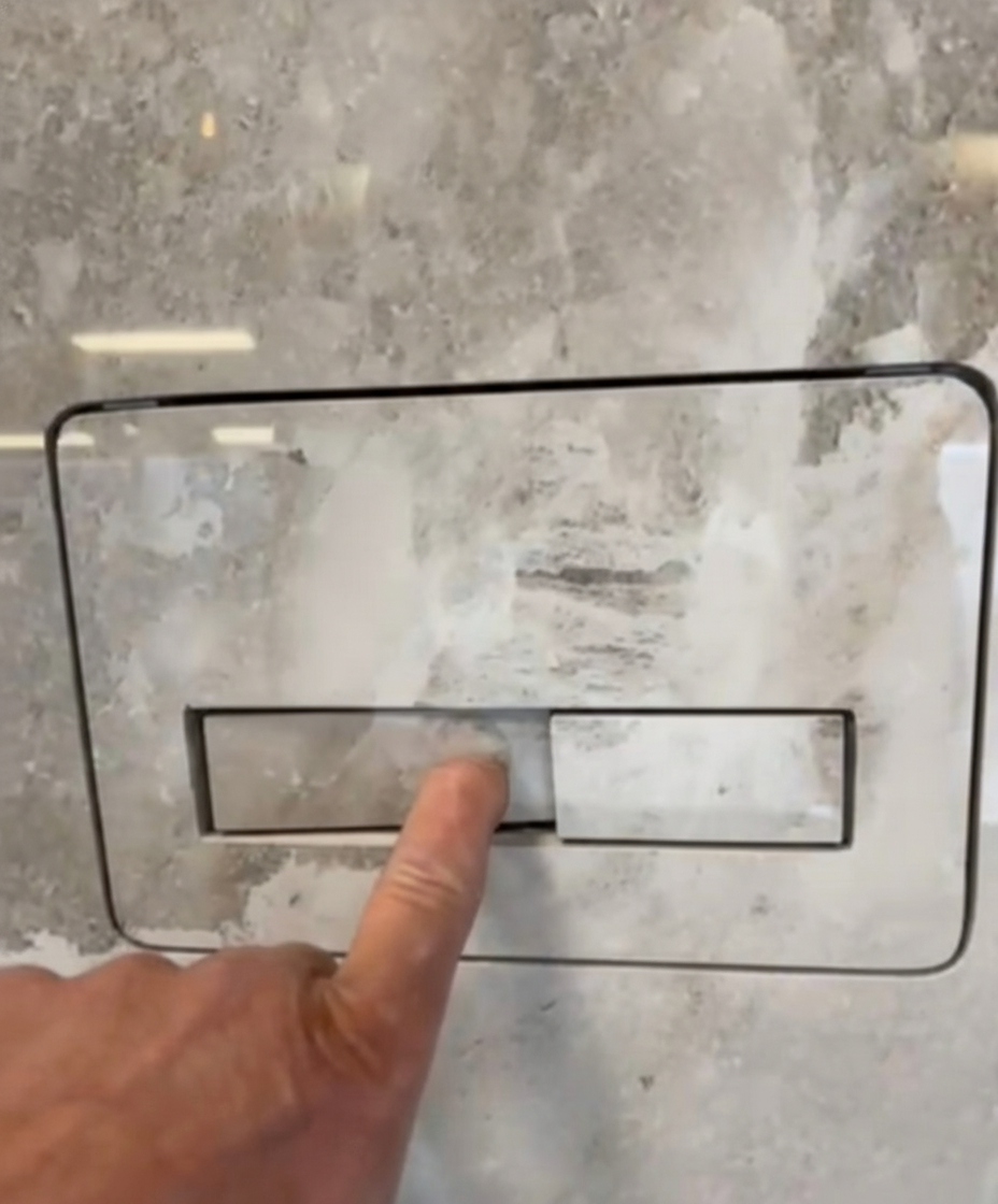 Ukryty przycisk spłukujący, wąski